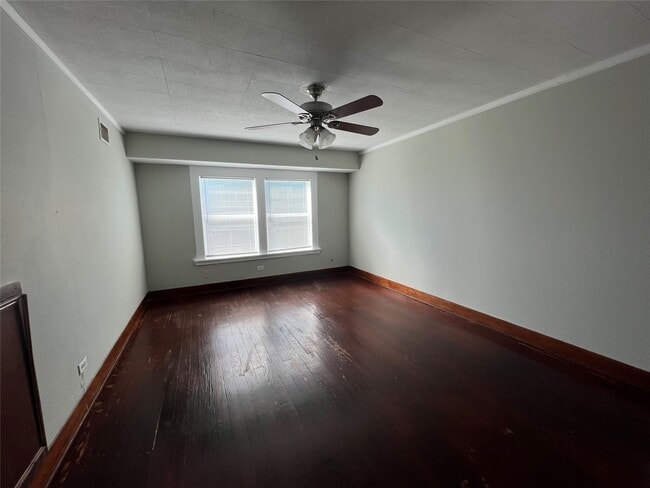 Building Photo - 514 10th Ave N