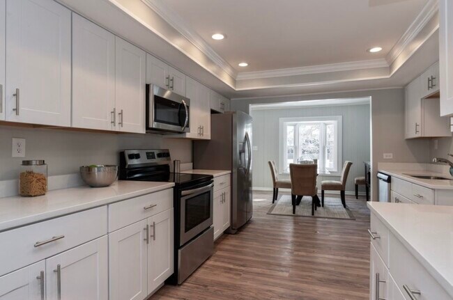 Building Photo - 684 Pfingsten Rd