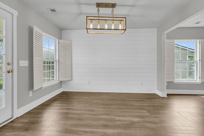 Building Photo - 403 Dovetail Cir