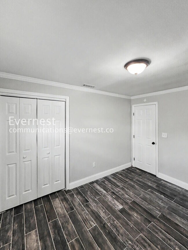 Building Photo - 1885 Shore Acres Blvd NE