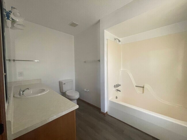 second bathroom - 2656 Fairforest Clevedale Rd