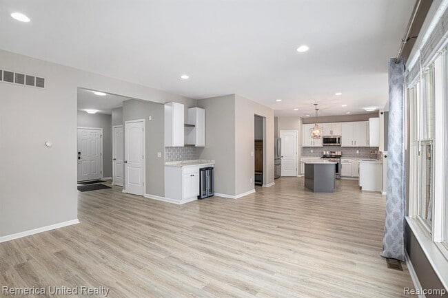 Building Photo - 59696 Twin Pines Dr