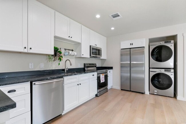 Building Photo - 515 E 39th St