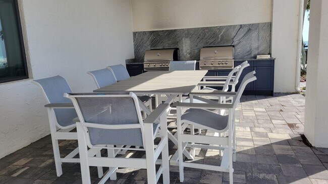Building Photo - PENDING LEASE-Annual turnkey furnished  2/...