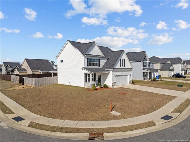 Building Photo - 4 Bedrooms 3 Bathrooms
