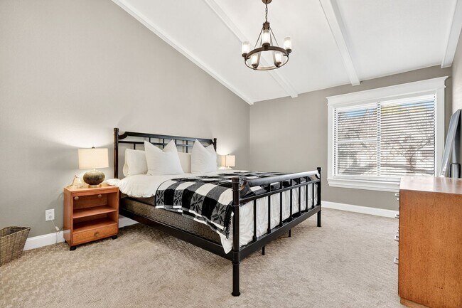 Building Photo - Two Bedroom Townhome W/ Garage!