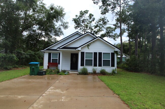 Primary Photo - 3 Bedroom in Magnolia Gardens Available Now!
