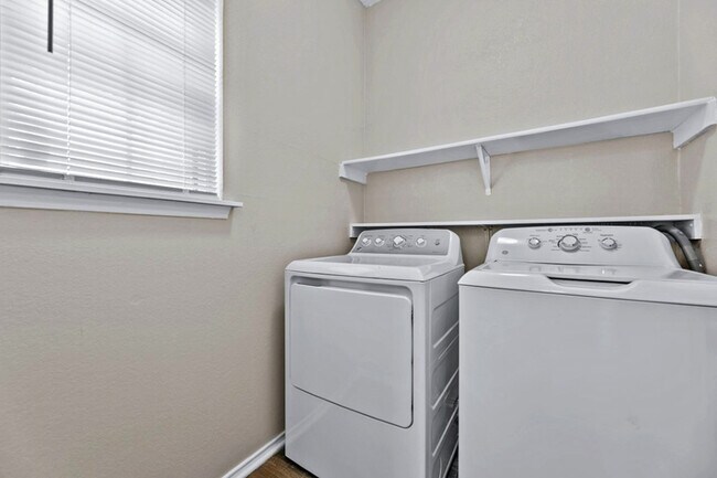 Building Photo - 2715 Woodlark Dr