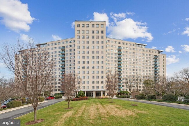 Building Photo - 10401 Grosvenor Pl