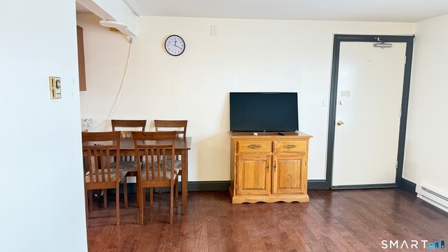 Building Photo - 646 Howe Ave