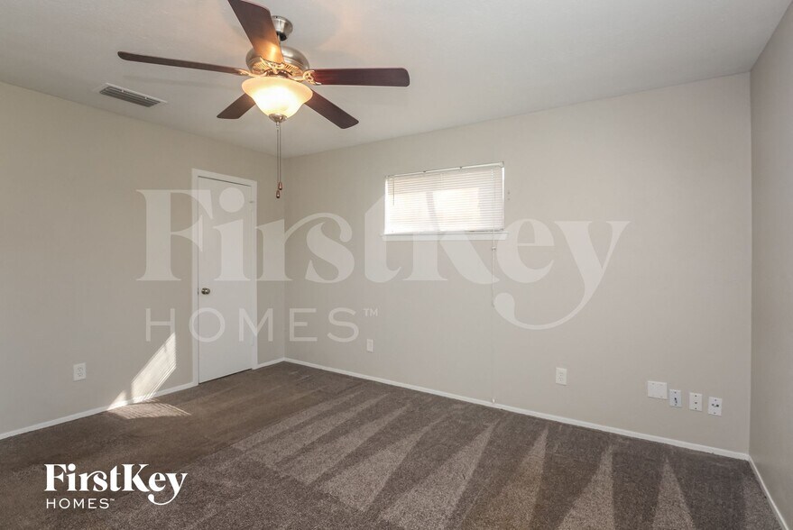 Building Photo - 1546 Willowbrook St