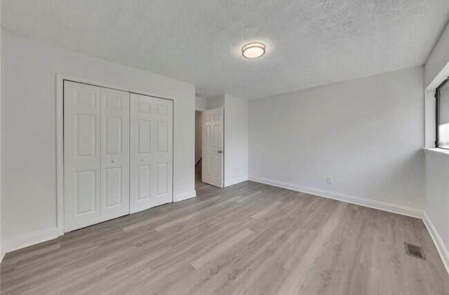 Building Photo - Renovated townhome in Great Alpharetta location