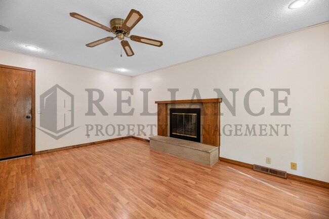 Building Photo - 614 N Brownthrush Ln