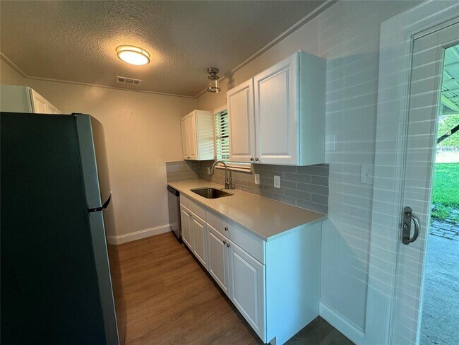Building Photo - 1558 Lovers Ln