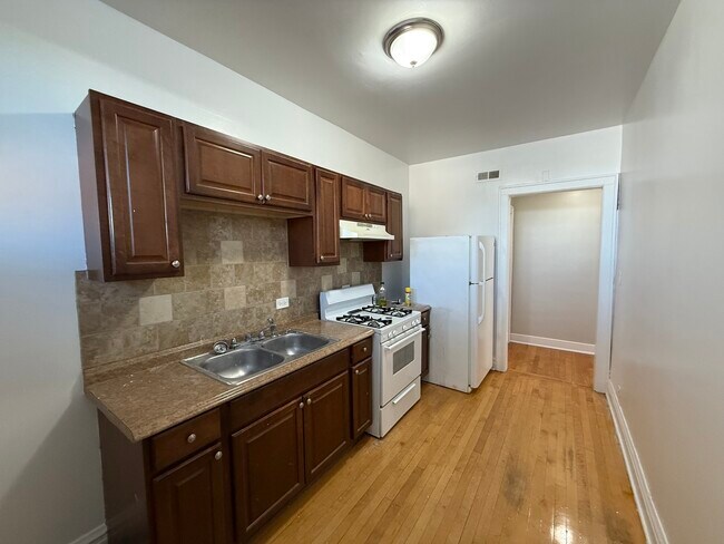 Building Photo - 2140 Clarence Ave