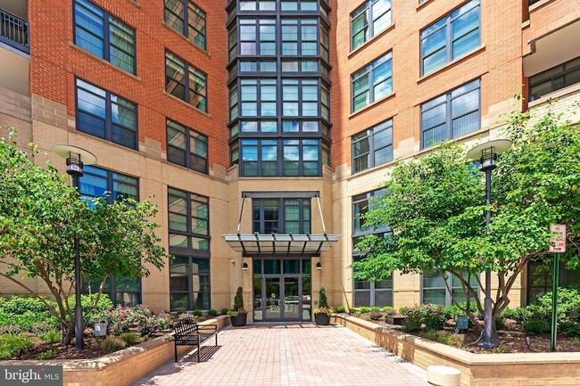 Building Photo - 1830 Fountain Dr