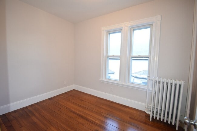 Building Photo - 755 Saratoga St