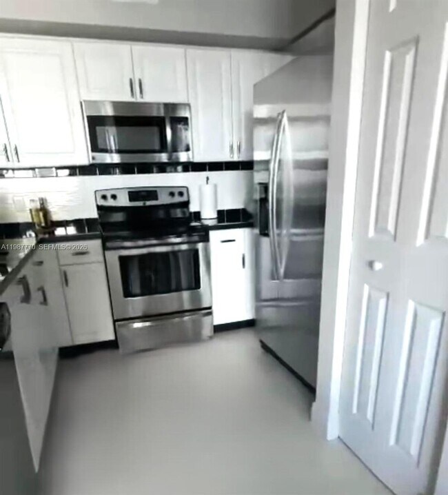 Building Photo - 1155 Brickell Bay Dr