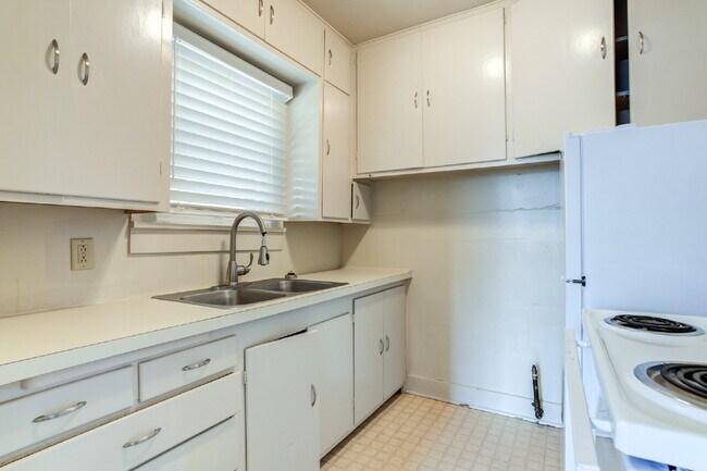 Building Photo - Pre-lease 2026! Corner lot house with Large bedrooms