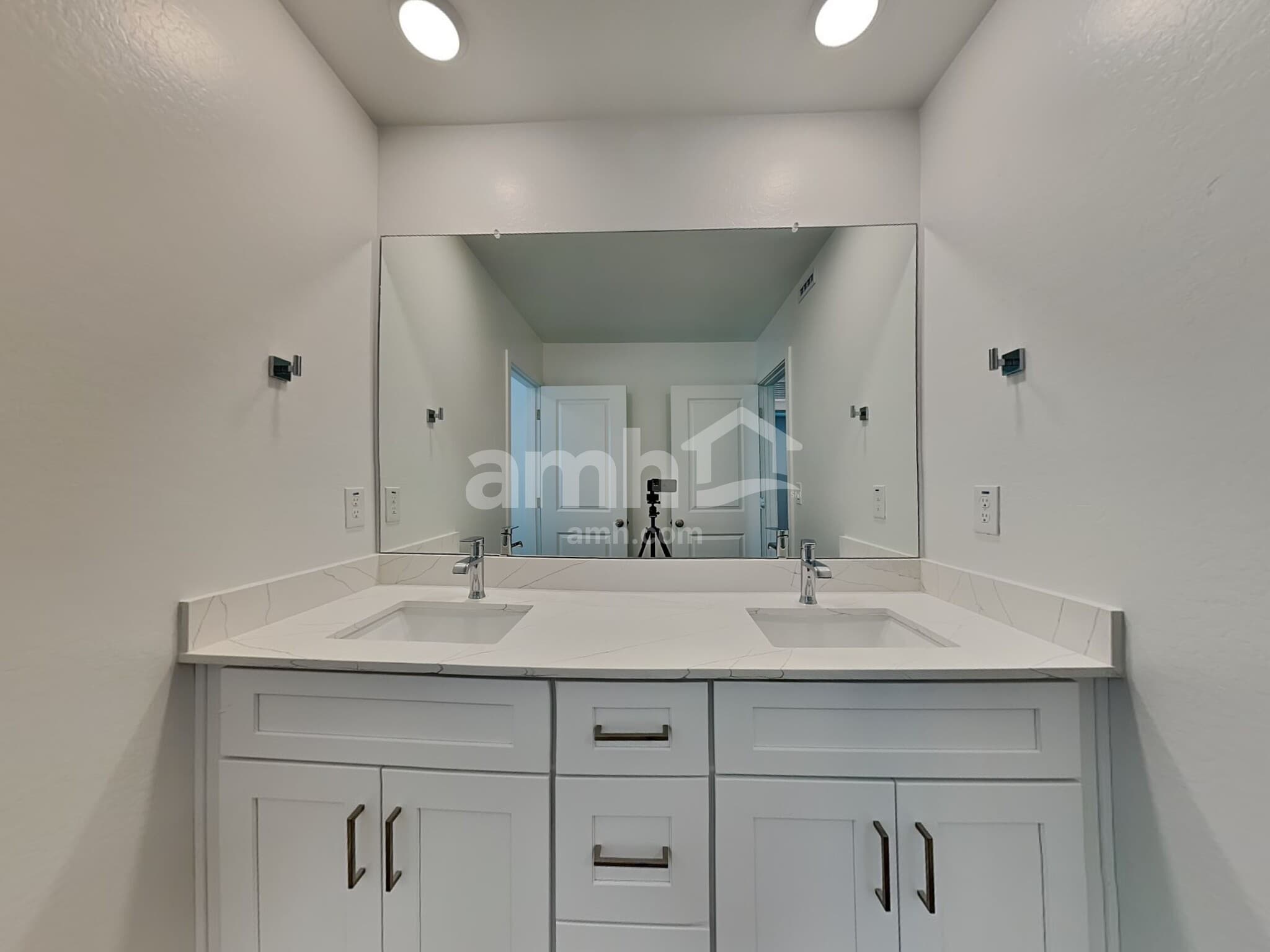 Building Photo - 9754 W Luxton Ln