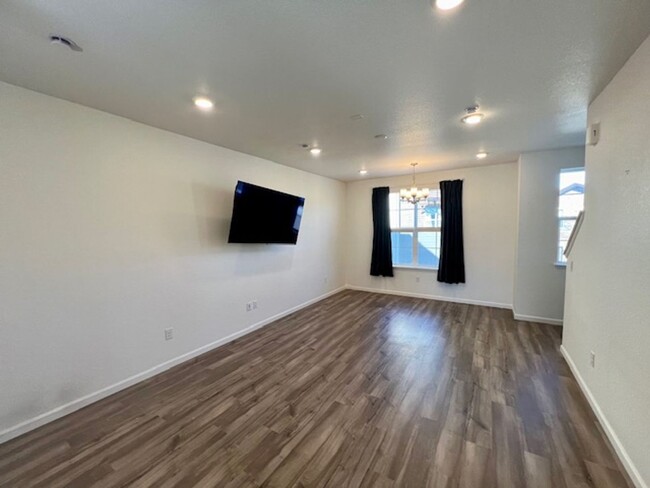 Building Photo - Stunning 2 Bed, 2.5 Bath Townhome