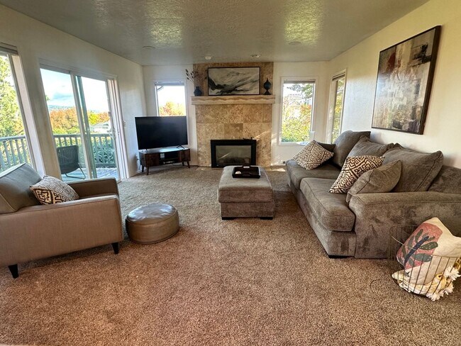 Building Photo - Argay Terrace Day Ranch with Views!