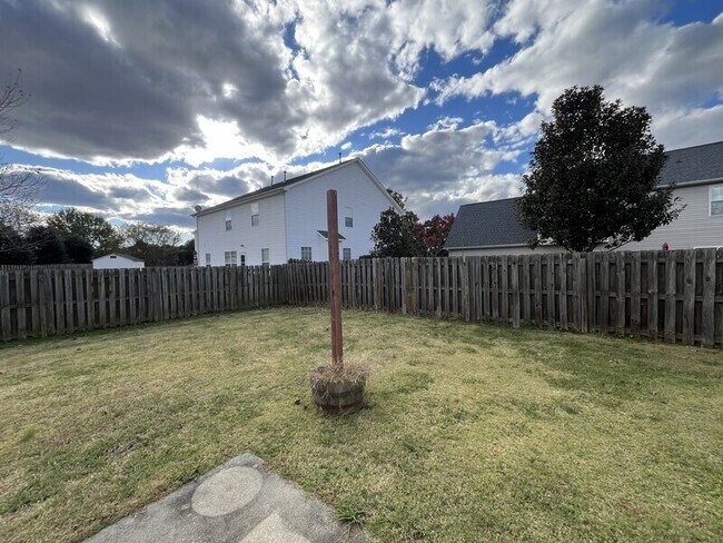 Building Photo - 2004 Helleri Dr