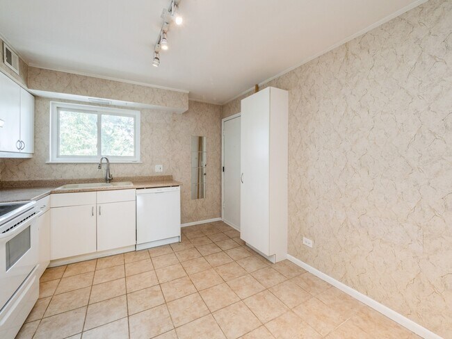 Building Photo - 880 S Plum Grove Rd