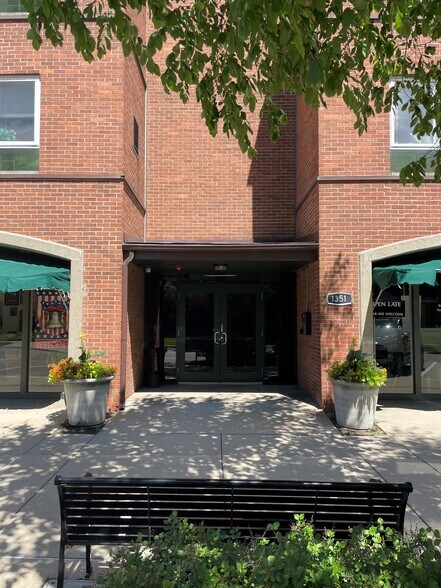 Primary Photo - 1351 N Western Ave