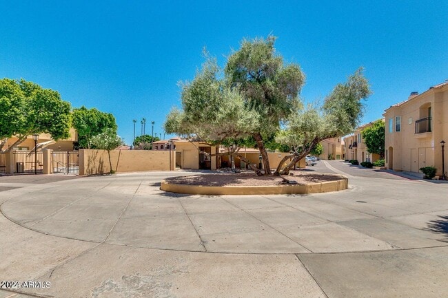 Building Photo - 5015 E Cheyenne Dr