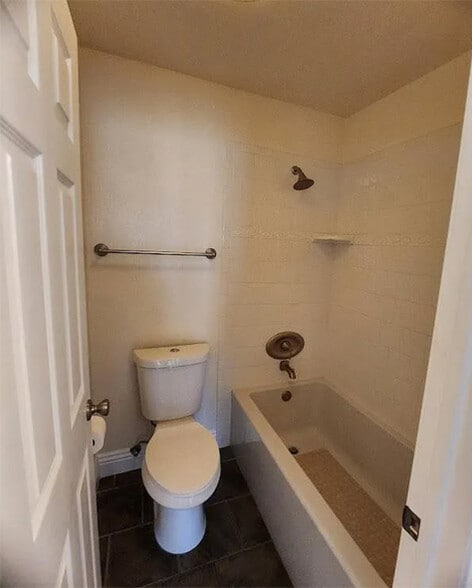 Bath/Shower - 10341 Azuaga St