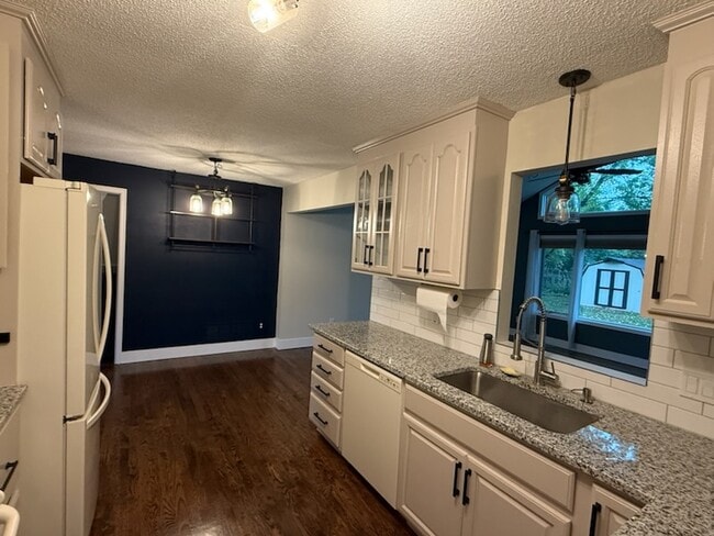 Building Photo - 15350 Drexel Way