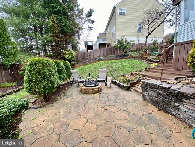 Building Photo - 2 Eastbrook Ct