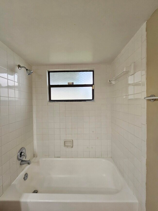 Building Photo - 1523 Lake Crystal Dr
