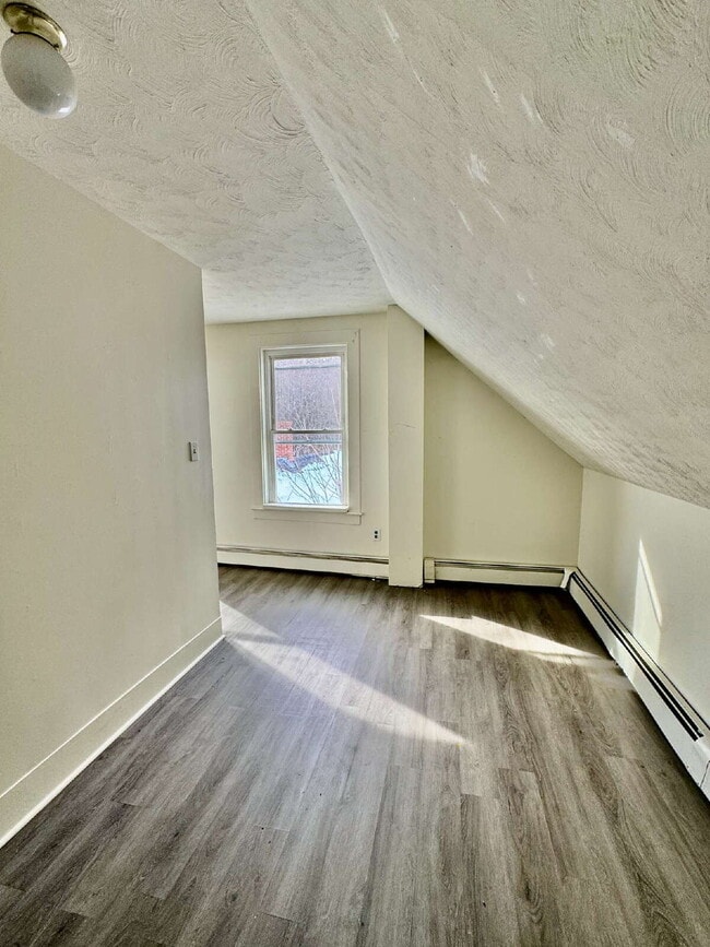 Building Photo - Bright Three Bedroom Apartment with Architectural Charm!