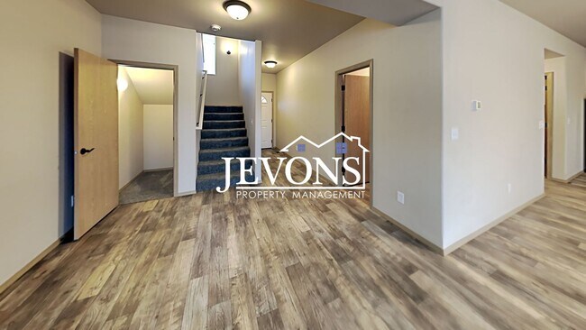 Building Photo - 702 N 29th Ave