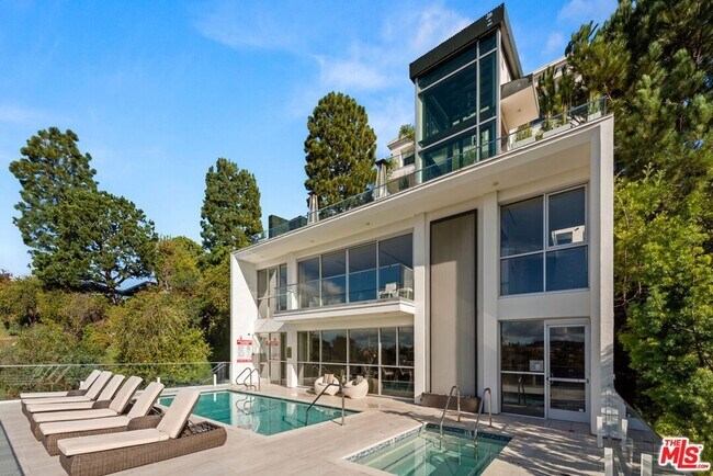 Building Photo - 2391 Roscomare Rd