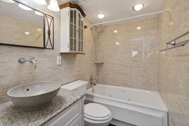 Building Photo - Stunning Condo With Exclusive Bay Views!