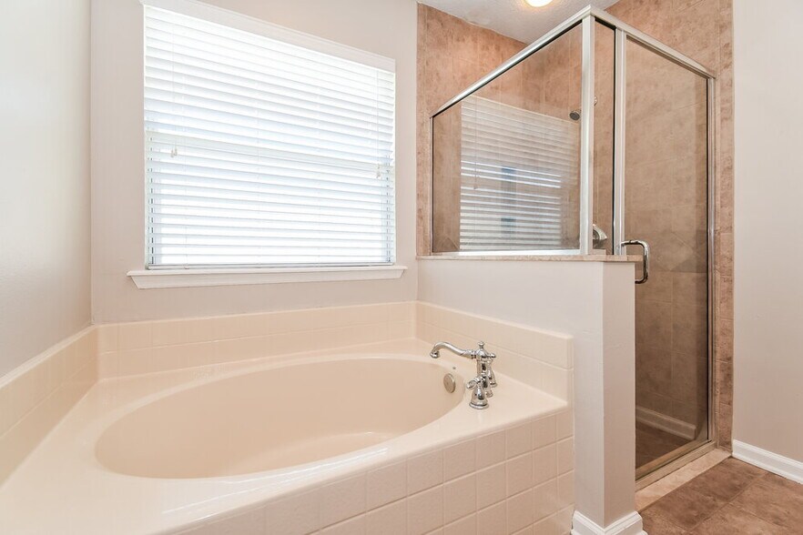 Building Photo - 11412 Brian Lakes Dr N