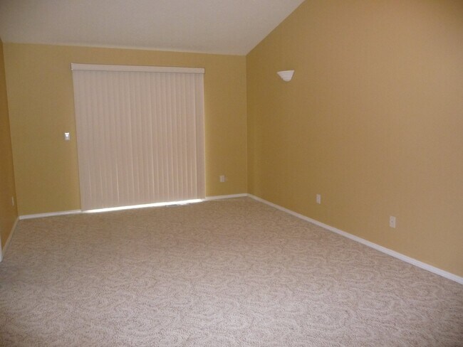 Building Photo - Spacious, West Salem Home