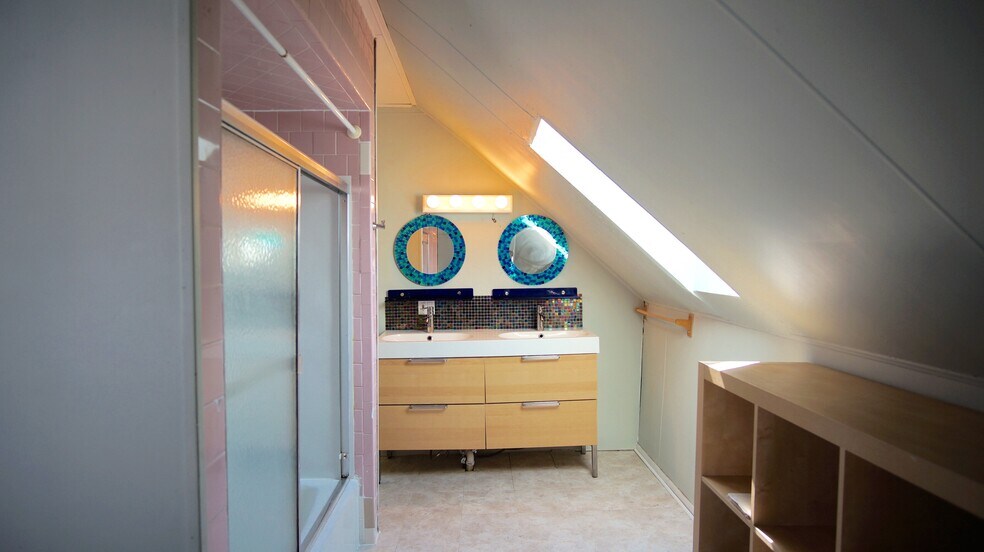 Building Photo - 48 America St