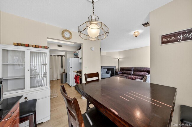 Building Photo - 2117 Whispering Hills Dr