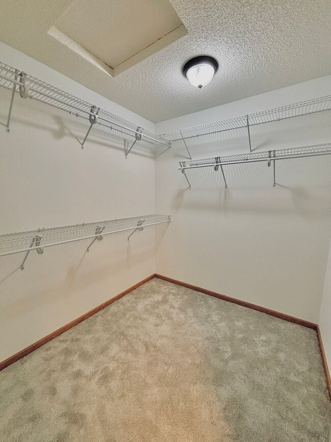 Building Photo - Gorgeous 3 Bedroom 4 Bath End Unit in Eagan