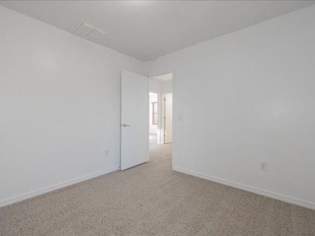 Building Photo - 3 Bedroom 2.5 Bath