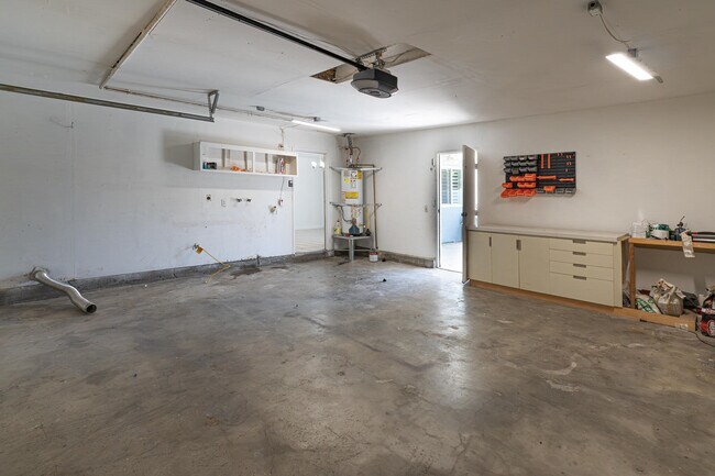 Building Photo - 44590 Roundtable St