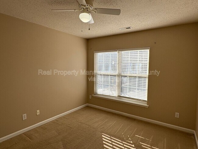 Building Photo - 504 Canyon Lake Cir