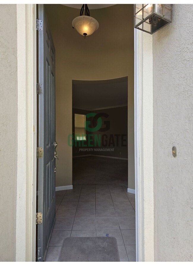 Building Photo - Spacious 4 Bedroom 3 Bath in Patterson! AV...