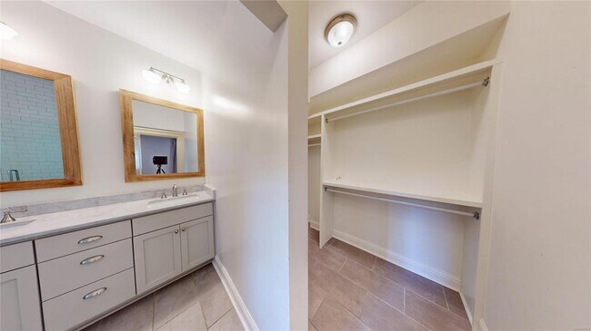 Building Photo - 345 Cloverdale Rd