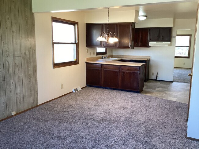 Building Photo - 9135-9137 N. Swan Rd