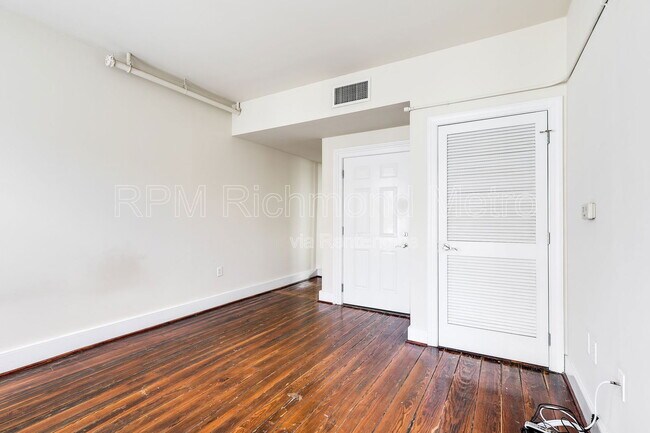 Building Photo - 1321 1/2 E Main St